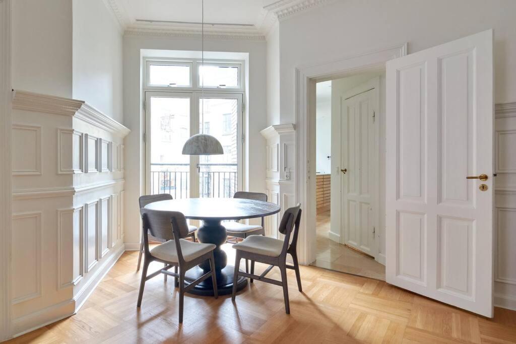 Spacious 3 Bedroom Manor Flat Next To Tivoli Köpenhamn Exteriör bild