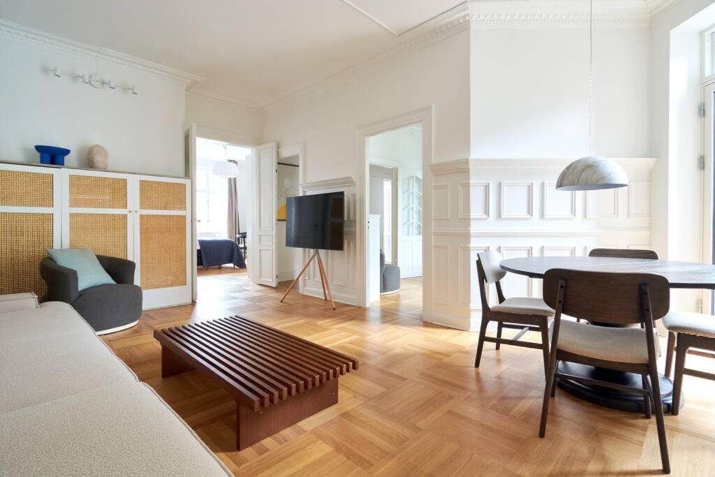 Spacious 3 Bedroom Manor Flat Next To Tivoli Köpenhamn Exteriör bild